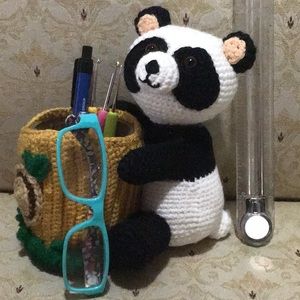 Panda amigurumi pencil holder